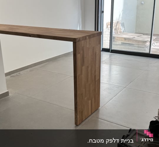 דלפק עץ בחדר עם רצפת אריחים גדולים
